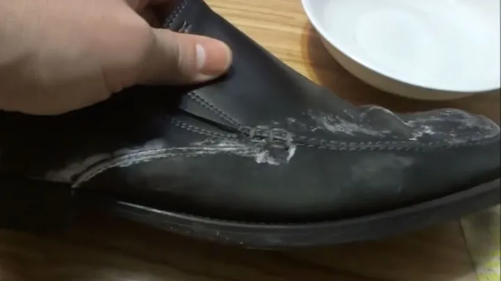 So wirst du die weißen Streusalz Flecken auf deinen Schuhen schneller los.