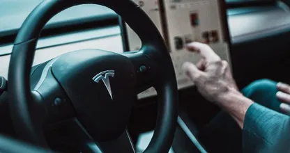 Slapende Tesla-bestuurder rijdt kwartier lang op Duitse snelweg