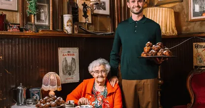 97-jarige oma Coby verkoopt oliebollen tegen eenzaamheid bij ouderen