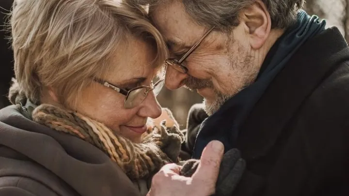 Incroyable : une femme découvre la véritable identité de son mari après 50 ans de mariage