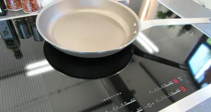 Praktisch! Mit Hilfe von diesem Trick glänzt dein Induktionskochfeld in wenigen Sekunden wie neu