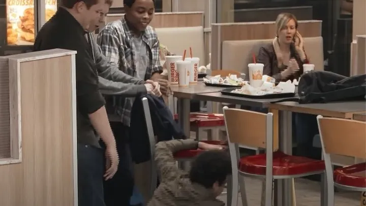 Jugendliche schikanieren Jungen bei Burger King und bemerken den Mann auf der Bank nicht