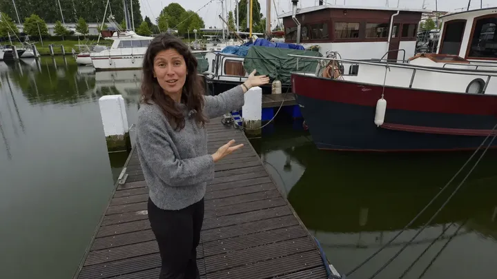 Esta jovem vive a bordo de um pequeno barco antigo completamente fora da rede - o interior realmente nos surpreendeu