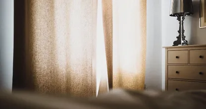 Lifehack: zo voorkom je een lichtspleetje tussen je gordijnen