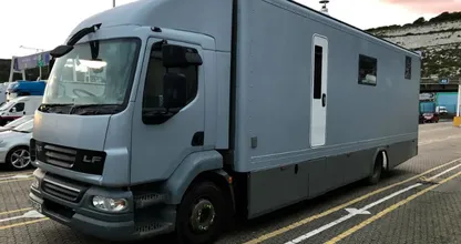Jong stel koopt vrachtwagen om in te wonen en verbouwt het tot prachtig appartement