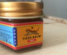 Tijgerbalsem in je kleding gekregen? Zo verwijder je die vlekken