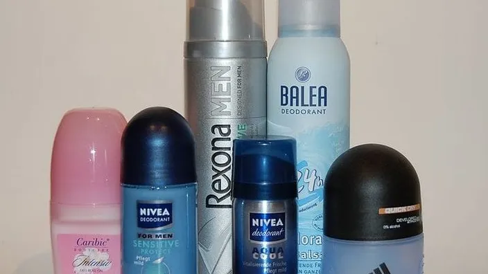Bei diesen 3 Dingen ist Deo viel effektiver als gewöhnliche Haushaltsmittel. Und fast keiner weiß davon.