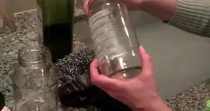 De beste tip: zo verwijdert zij de labels van een glazen fles