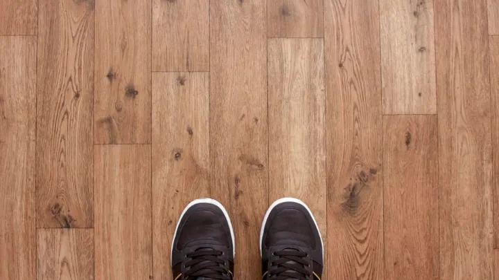 Zo verwijder je zwarte strepen van je houten vloer