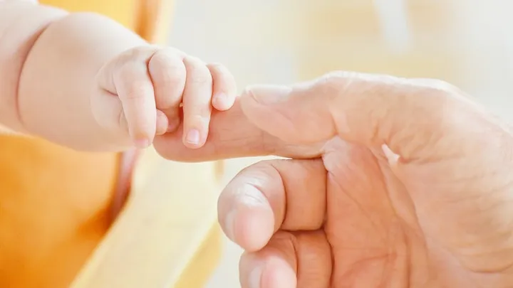 La madre con el bebé comienza a rogar por sobrevivir, luego se descubre su secreto.