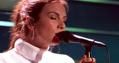 Maan zingt 'Het Dorp' bij De Wereld Draait Door maar stuit op veel kritiek