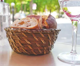 Nein, Danke: aus diesem Grund solltest du das Brot in Restaurants besser liegen lassen