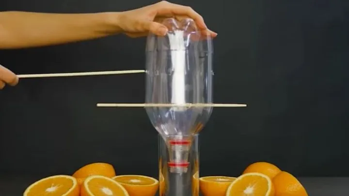 Want to make orange juice but don't have a juicer? This is how you easily make one yourself!