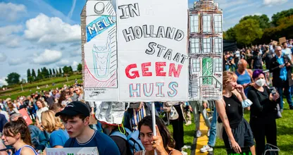 Protest tegen woonbeleid trekt duizenden betogers