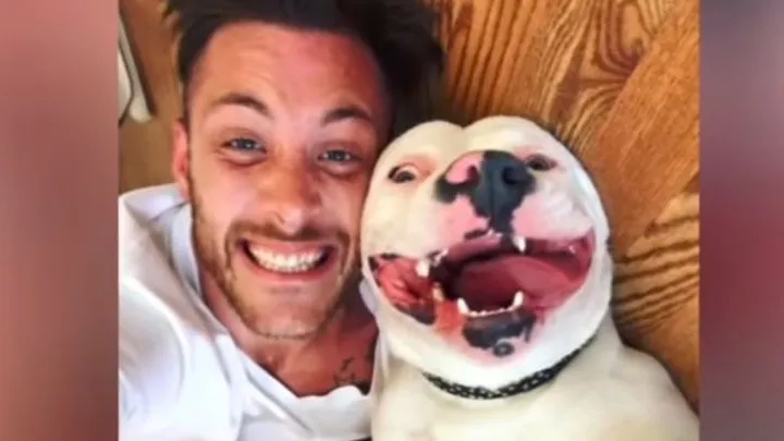 Warum nahm die Polizei diesem Mann seinen adoptierten Hund weg, nachdem er dieses Selfie ins Internet stellte?