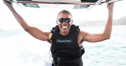 Vond je Obama zijn vakantiepetje al fantastisch? Dan moet je eens zien wat hij nu op vakantie doet!