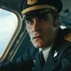 Le pilote aperçoit sa femme à bord de l'avion, mais remarque ensuite un détail déconcertant
