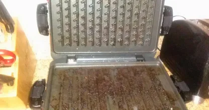 Heb jij een tosti-apparaat? Probeer dan eens deze super handige schoonmaaktruc