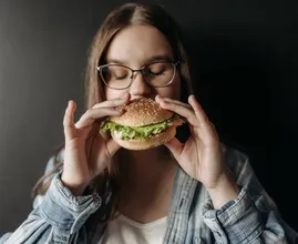 Zeg maar dag tegen de vette hap: gemeenten willen fastfoodketens weren