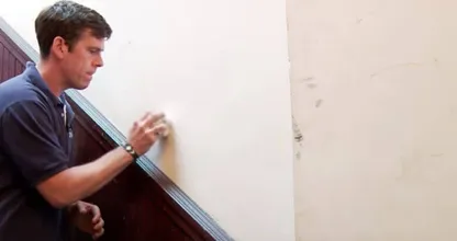 Zwarte vegen op je witte muur? Met deze handige tip verwijder je het binnen 2 seconden