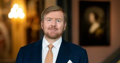 Koning Willem-Alexander neemt kijkje bij coronatests