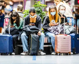 Drukte Schiphol houdt aan, nog steeds lange rijen: 'Kom op tijd'