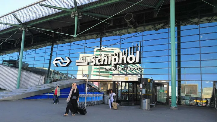 Lange files vandaag bij Schiphol vanwege terreurdreiging! Extra controles en maatregelen door marechaussee!
