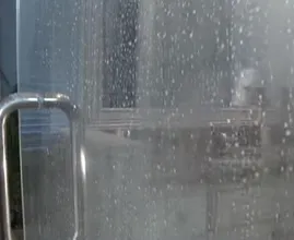 Glazen deuren in je badkamer? Met deze tip zorg je dat kalkaanslag wegblijft!