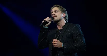 Dré Hazes emotioneel over zijn vader: "Toen hij leefde was hij er natuurlijk nooit. Hij sliep alleen thuis"