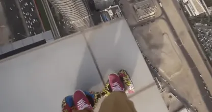 VIDEO: waaghals stunt met hoverboard op wolkenkrabber.. Doodeng, krijg jij ook kriebels?