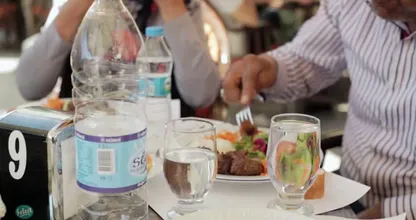 Waarheid of mythe? Hoe slecht is het écht om te drinken tijdens het eten