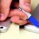 VIDEO: Wow, hij plakt een stukje gekleurd plakband over de camera van zijn smartphone en wat hij dan ziet...