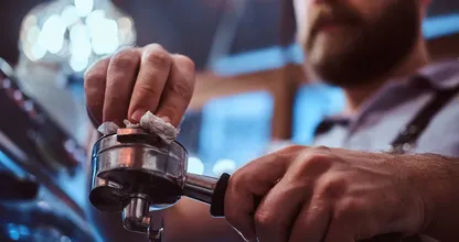 Smaakt je koffie ineens minder lekker? Controleer dit verborgen onderdeel van je koffiemachine