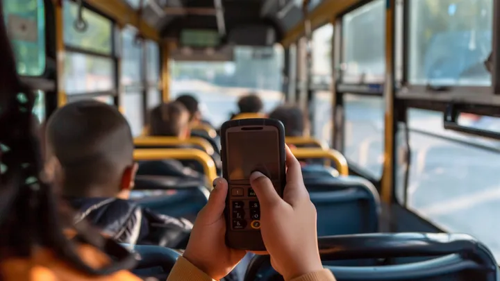 Een jongen ruikt iets vreemds in de schoolbus, kijkt één keer naar de chauffeur en belt 911