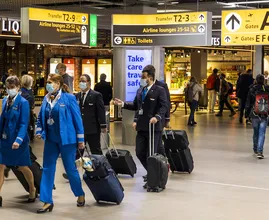 Drukte op Schiphol overleven? Dit zijn je opties en je rechten