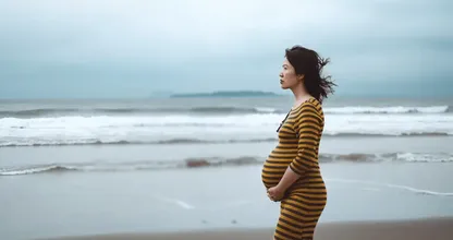 妊娠中の妻を撮影していた男性が、背景で驚くべきものを発見します