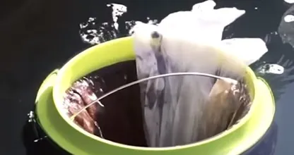 Schwimmender Mülleimer filtert bis zu 20 kg Plastik und Mikroplastik aus dem Ozean!