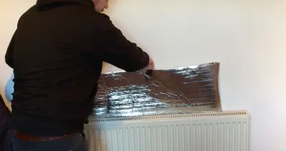 Der Grund warum du ein Stück Aluminiumfolie hinter die Heizung kleben solltest!