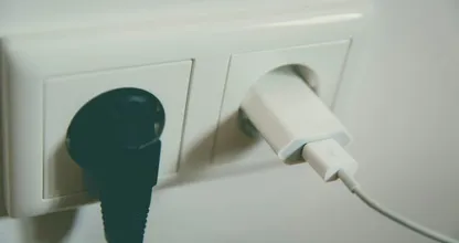 Zoveel kost het je als je je oplader in het stopcontact laat zitten
