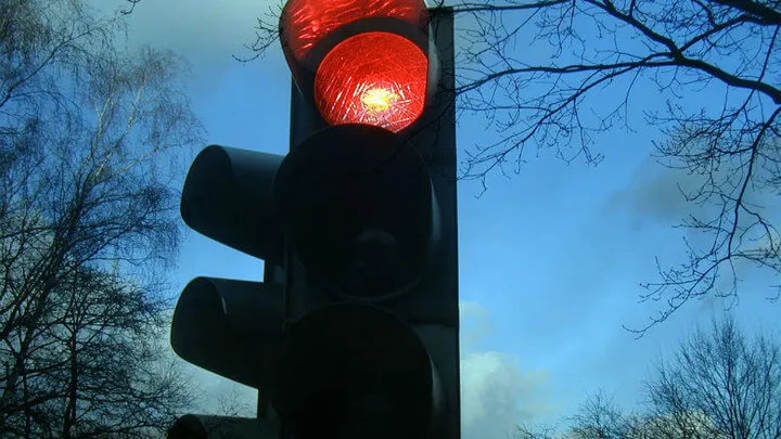 Dit gebeurt er als je je telefoon gebruikt terwijl je voor een rood stoplicht staat