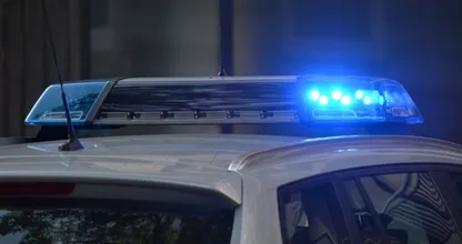 Agenten houden maaltijdbezorger aan en bezorgen maaltijd zelf
