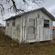 この若い女性は古い小屋に住んでいる！