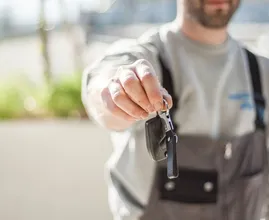 Dit is waarom je aluminiumfolie om je autosleutel moet wikkelen