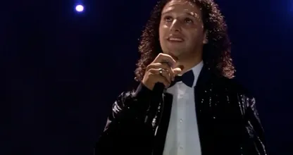 Ali B brengt een ode aan Mies Bouwman en houdt het daarbij niet droog