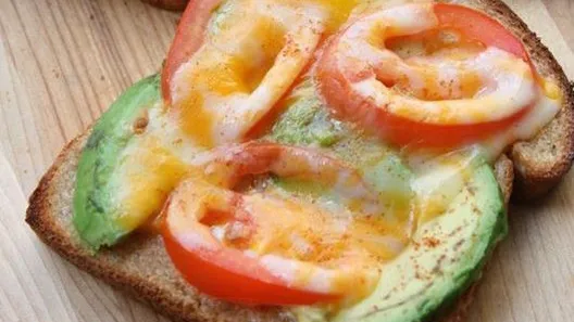 Avokado Toast mit Tomate und würzigem Käse überbacken! Jummie!