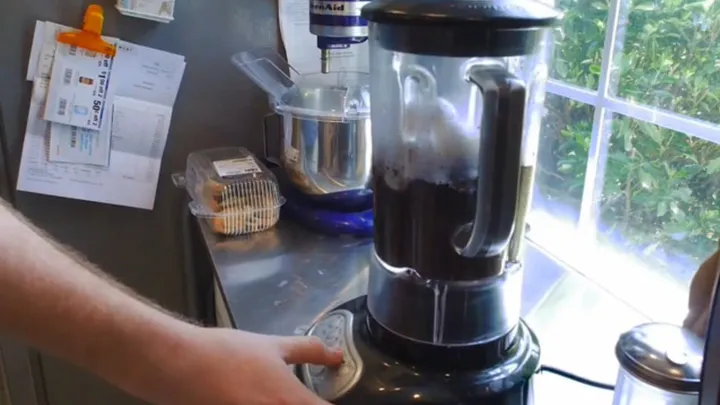 Ze doet eierschalen en koffiedik in een blender voor haar tuin en het effect is geweldig!