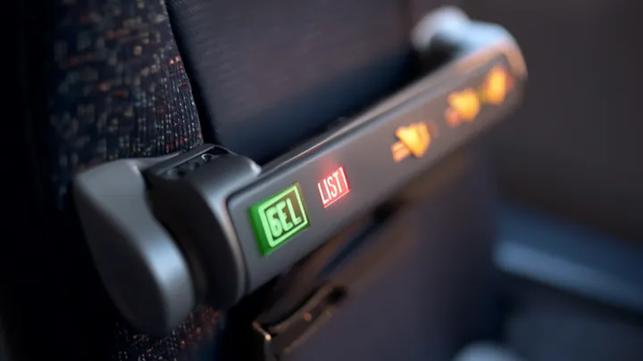 O comissário de bordo sussurrou: "Você precisa sair deste avião imediatamente" - O passageiro ficou chocado ao saber a verdade..