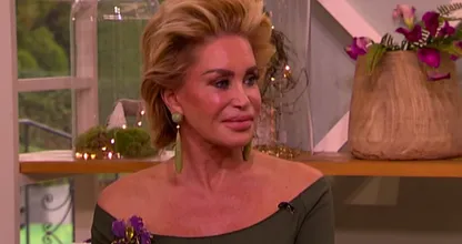 Dutch Diva Connie Breukhoven verkoopt haar tweedehands merkkleding! Sla je slag en help Connie de winter door!