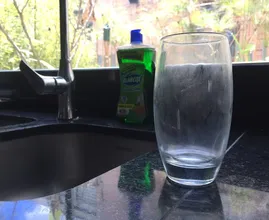 Los vasos lechosos se vuelven transparentes y brillantes de nuevo