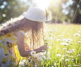 Dit is hoe je zonnesteek bij baby's en jonge kinderen herkent én wat je moet doen